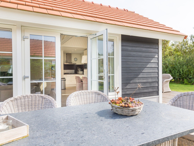 Dining 4, Luxurious, 2 Bathroom Holiday Home, 1,5 km From the Beach, Ameland