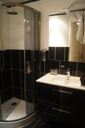 Bathroom 3, REGINA MONTMARTRE HOTEL, Paris