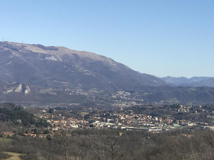 3, THE MONTEVECCHIA HOME - FRIDA APARTMENT, Lecco
