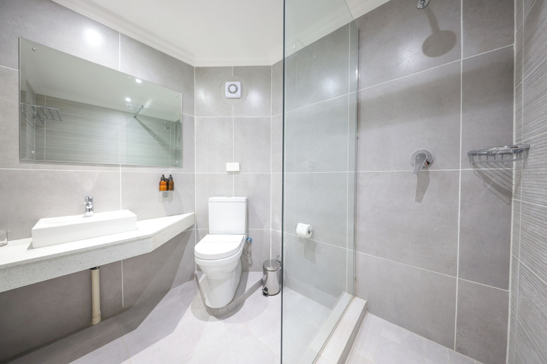 Bathroom 4, Cresta Botsalo, Palapye