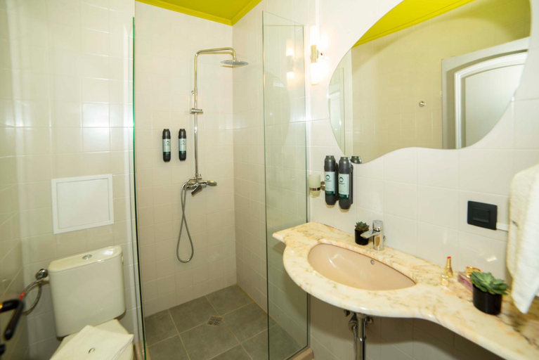 Bathroom 4, Maria Luisa Sofia, Stolichna