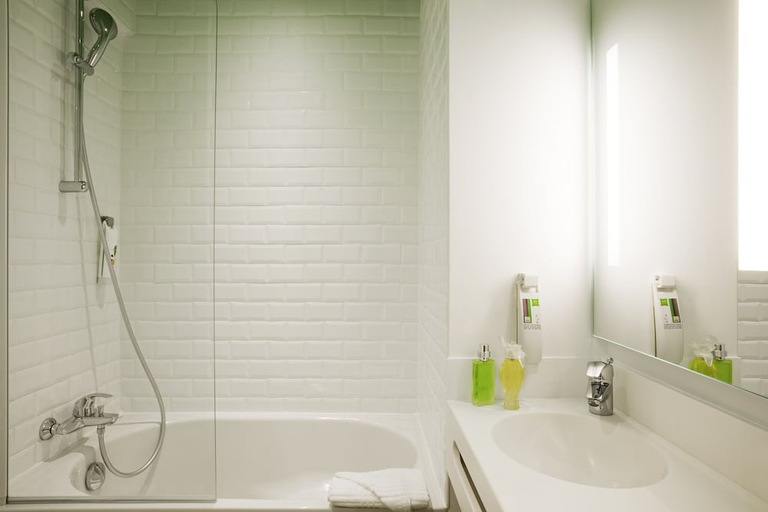 Bathroom 5, ibis Styles Paris Buttes Chaumont, Paris