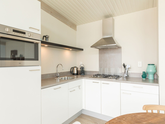 Private kitchen 3, Comfy Lodge with 2 Bathrooms near Beach, Ameland