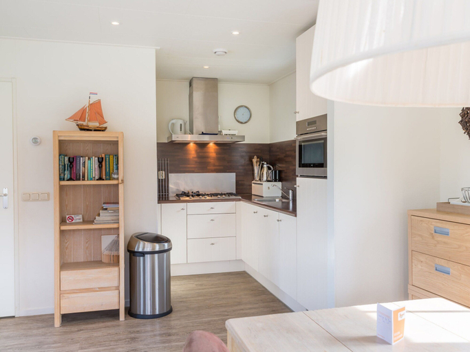 Private kitchen 3, Luxurious, 2 Bathroom Holiday Home, 1,5 km From the Beach, Ameland
