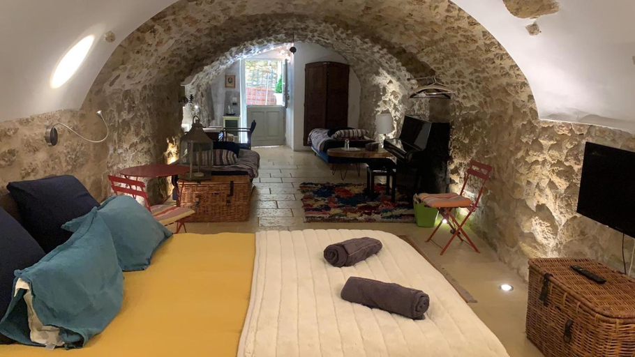 Others 4, la villageoise, chambre troglodyte pitoresque au cœur du village, Bouches-du-Rhône
