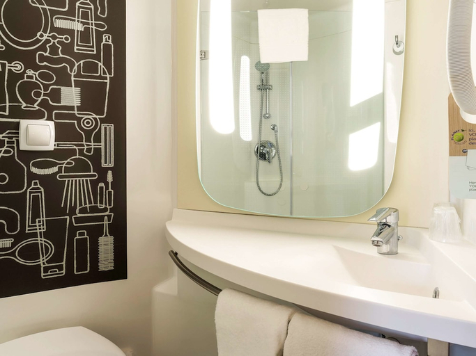 Bathroom 3, IBIS MULHOUSE BALE AEROPORT, Haut-Rhin