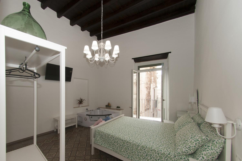 Others 5, La Serva Padrona, Taranto