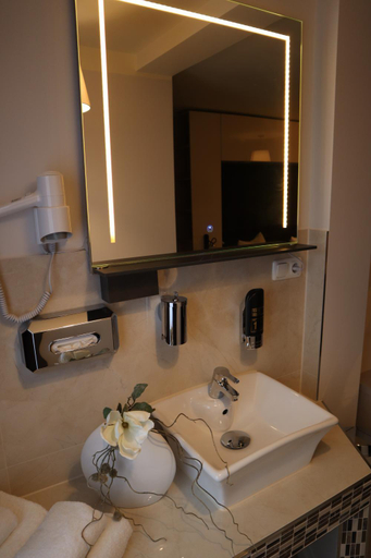 Bathroom 5, Hotel Bispinger Hof, Heidekreis