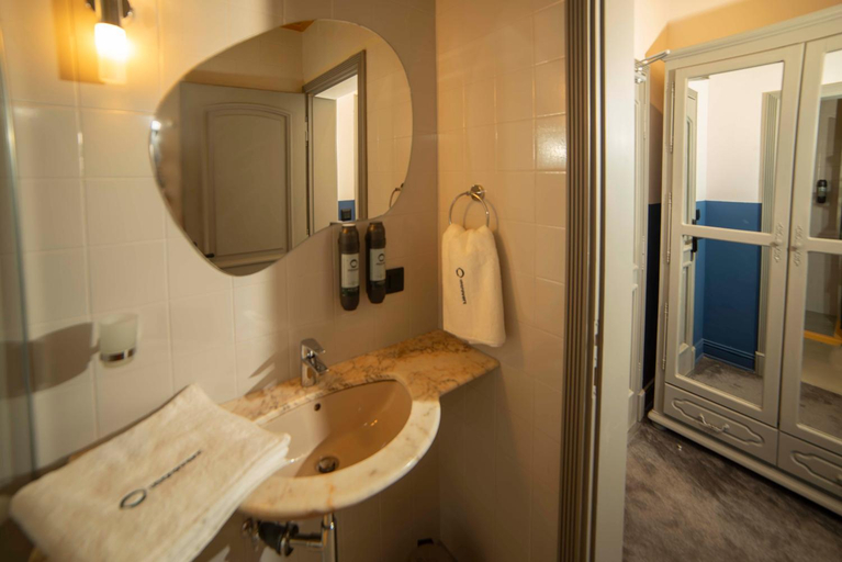Bathroom 4, Maria Luisa Sofia, Stolichna