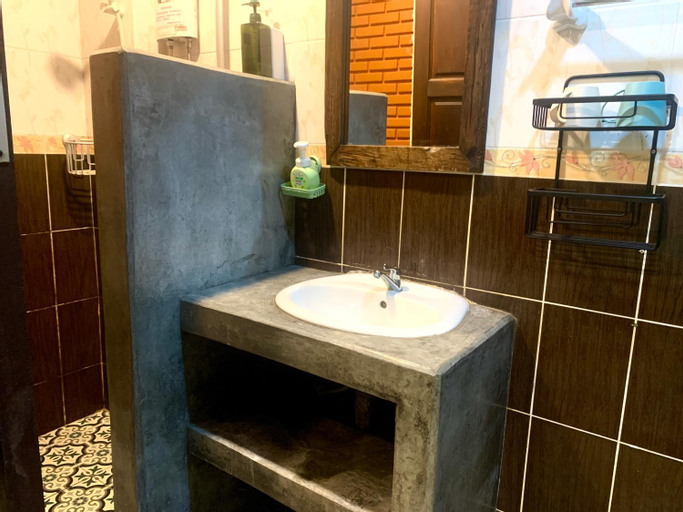 Bathroom 13
