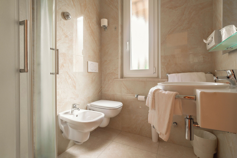 Bathroom 4, Hotel Tirreno, Genova