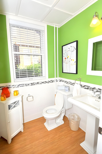 Bathroom 3, Aunt Beas Bungalow - Right in Town!, Morgan