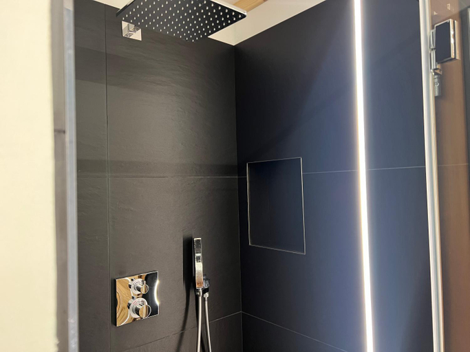 Bathroom 3, Camelot Luxury Houses Horses, Trento