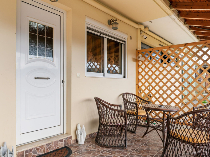 Others 2, Welcoming Apartment in Venerato With Garden, Crete