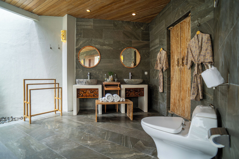 Bathroom 16