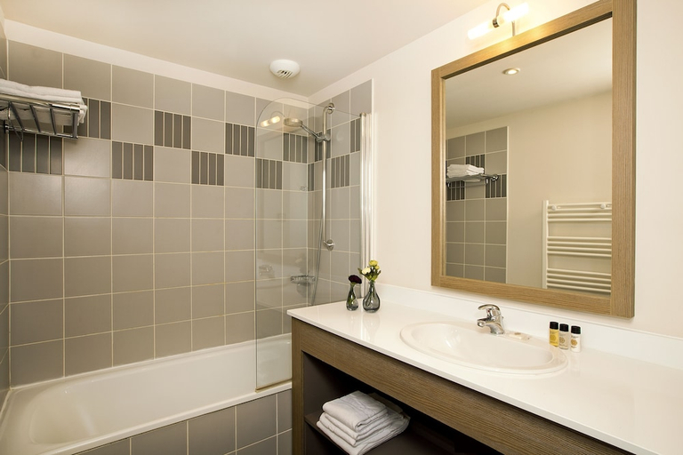 Bathroom 3, Residhome Du Theatre, Nord