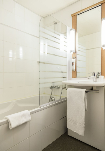 Bathroom 2, ibis Paris Grands Boulevards Opera 9th Hotel, Paris