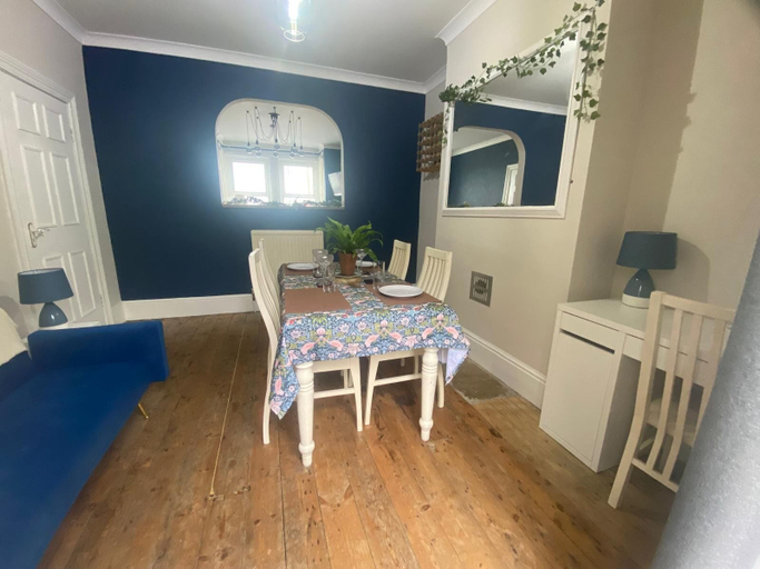 Others 5, Seaview 2 Bedroom House Sleeps 4 - Pets Ok -wifi, West Sussex