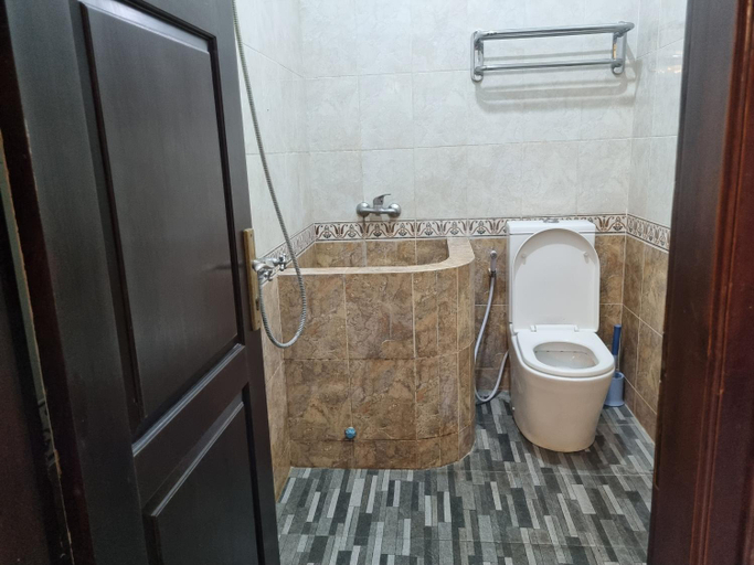 Bathroom 1, House of Ken, Sleman