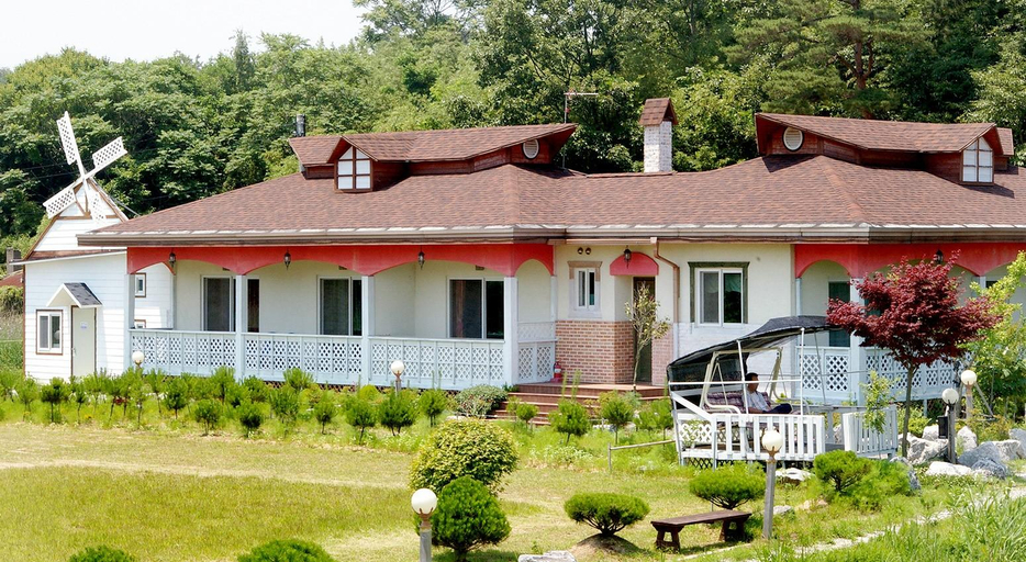 Exterior & Views