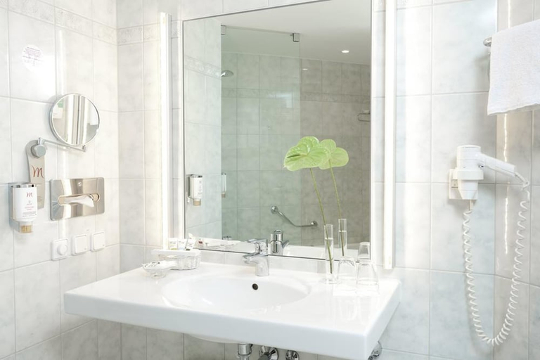 Bathroom 4, Mercure Berlin Tempelhof, Berlin