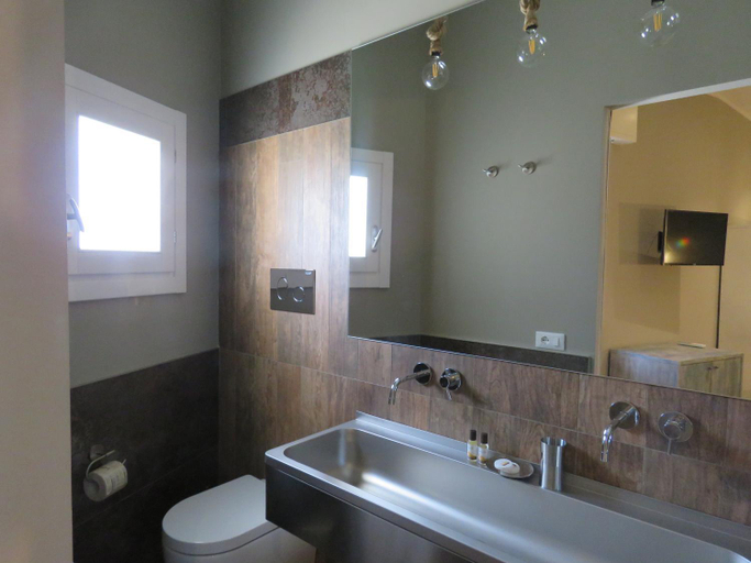 Bathroom 3, Catria, Trapani