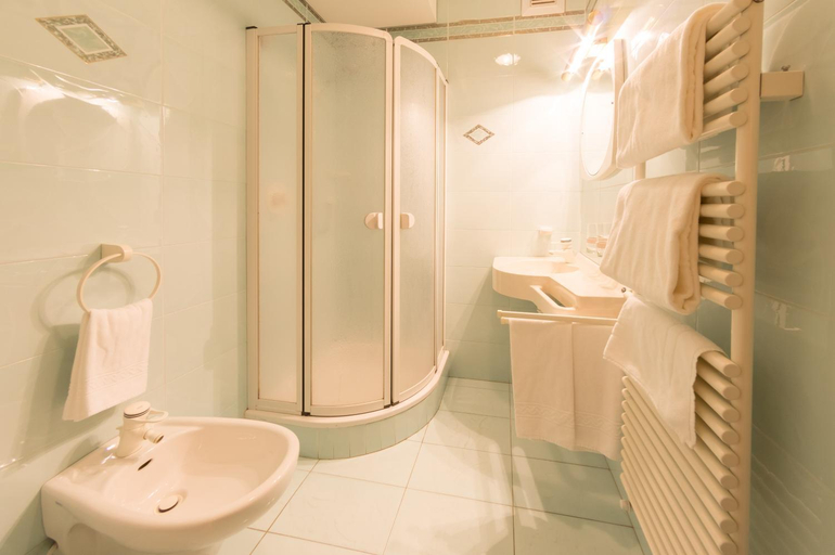 Bathroom 3, Hotel Simpaty, Bolzano