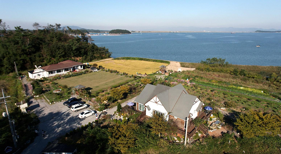 Others 4, Anmyeondo Pension Ing, Taean