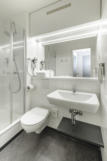 Bathroom 4, ibis Frankfurt Messe West, Frankfurt am Main