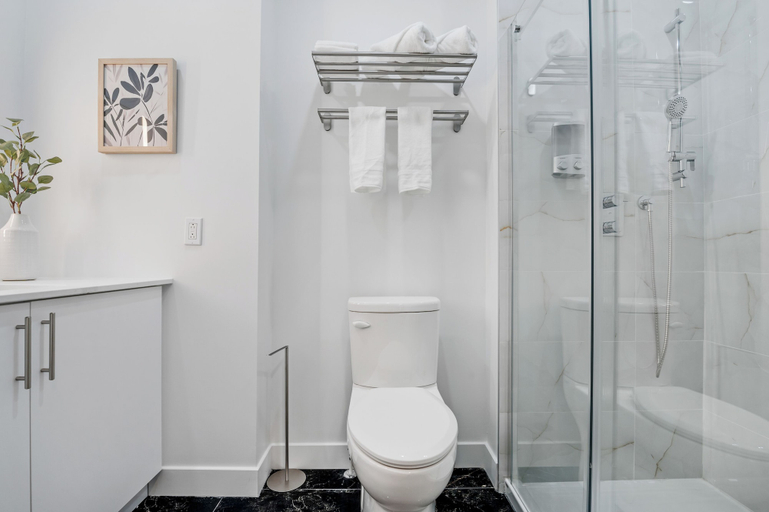 Bathroom 4, Namaste Suites, Montréal