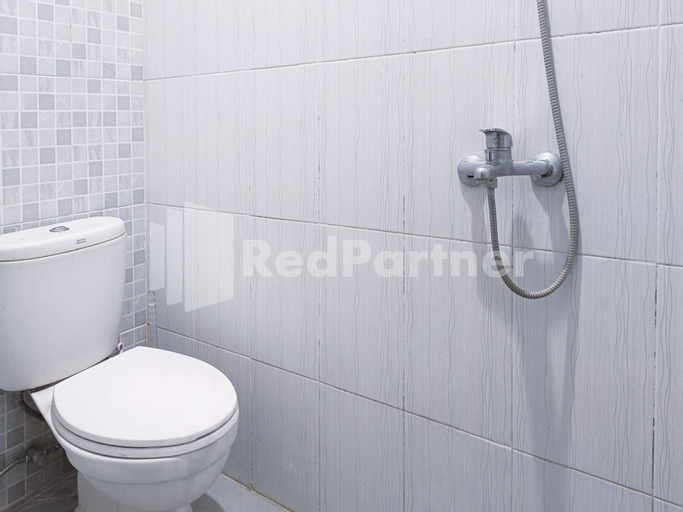 D'Waru Homestay Syariah near Jl Slamet Riyadi Mitra RedDoorz - Tap to explore photos