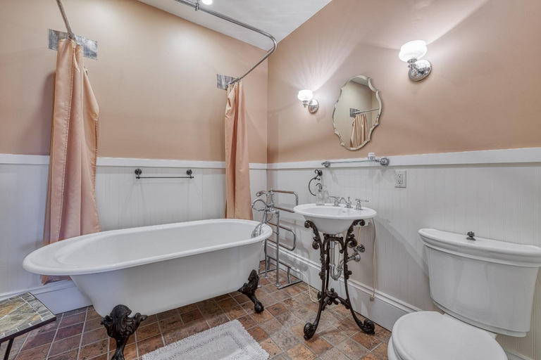 Bathroom 3, Monroe Manor Inn, Van Buren
