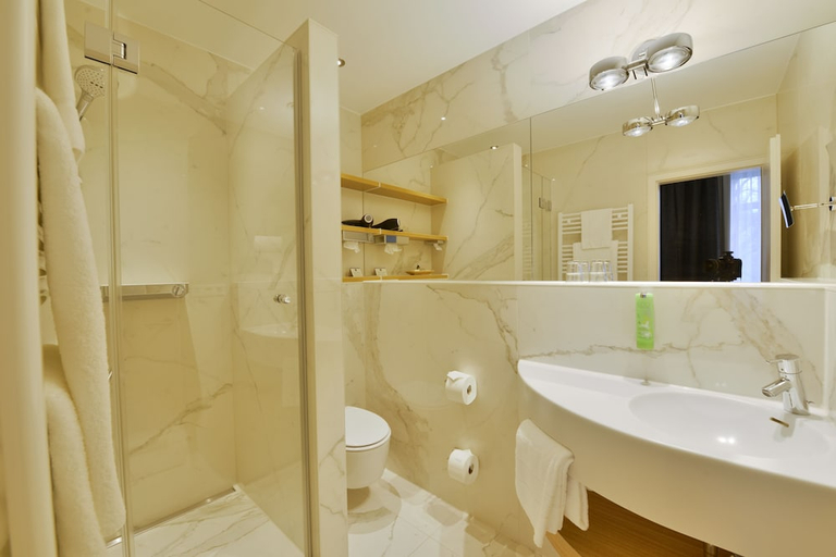 Bathroom 2, Hotel Victoria, BW Signature Collection, Freiburg im Breisgau