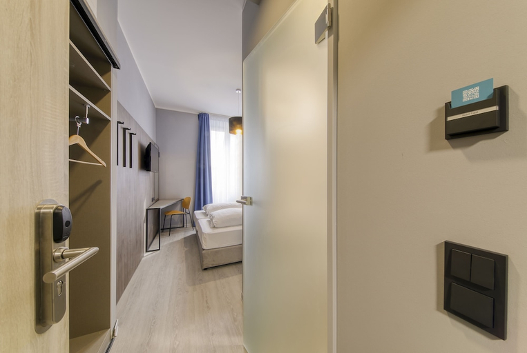 Bedroom 3, Smart Stay Hotel Station, München