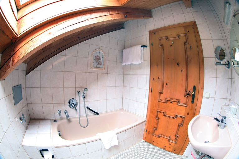Bathroom 3, Hotel Blaue Gams, Garmisch-Partenkirchen