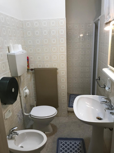 Bathroom 4, Albergo centrale, Piacenza