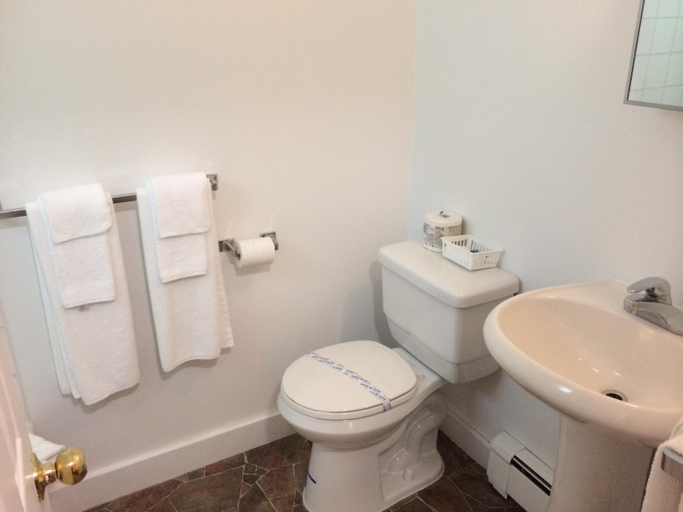 Bathroom, Carleton Motel and Coffee Shop, Prince