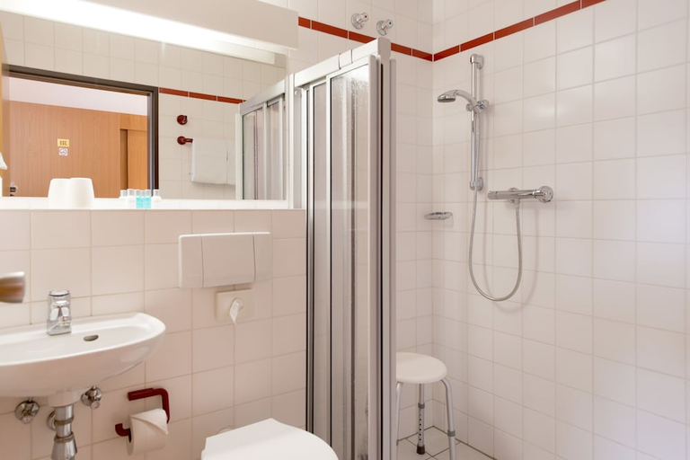 Bathroom 4, Days Inn by Wyndham Dortmund West, Dortmund
