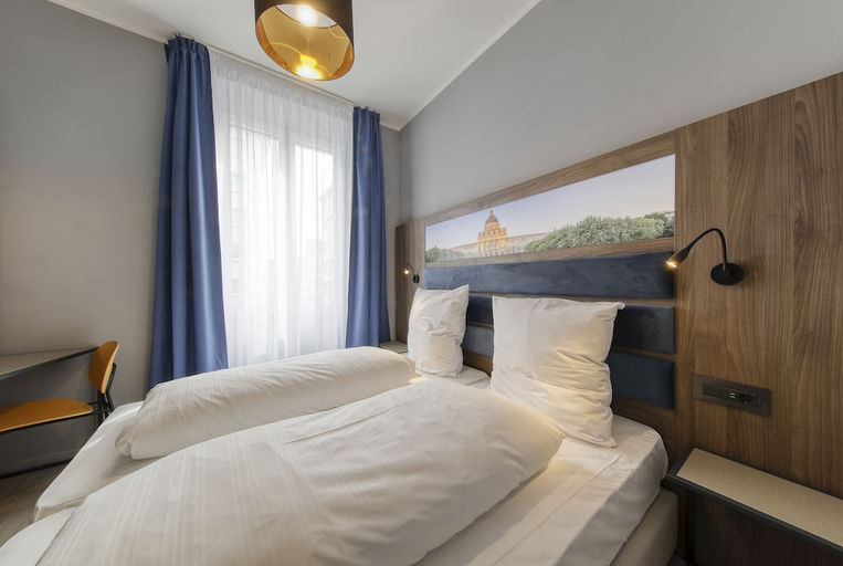 Bedroom 4, Smart Stay Hotel Station, München