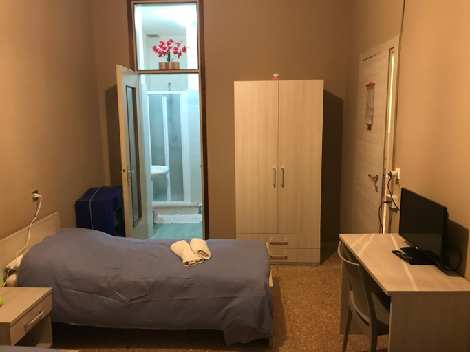 Bedroom 2, Albergo centrale, Piacenza