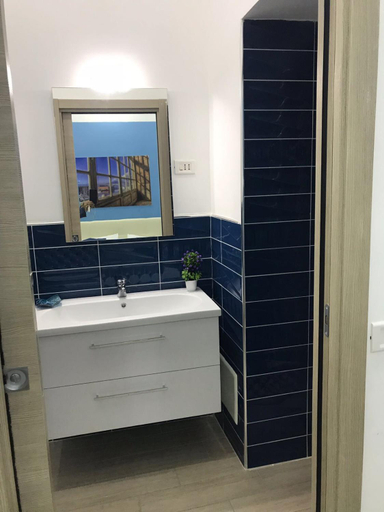 Bathroom 3, Decumani Prestige, Napoli