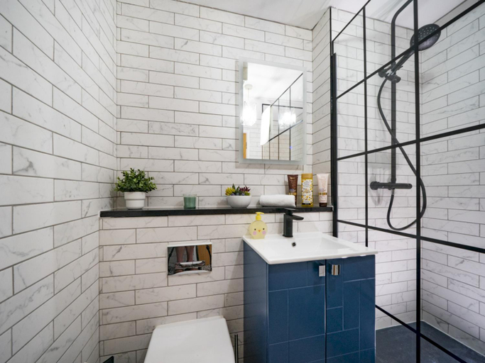 Bathroom, Stunning 1BR Apt in No. 1 Location Free Parking - Pass the Keys, Belfast