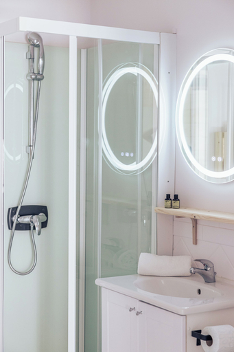 Bathroom 5, Le Clos du 5 - Appart Hotel Bagneres, Hautes-Pyrénées