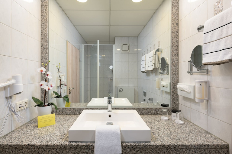 Bathroom 3, Novina Hotel Sudwestpark Nurnberg, Nürnberg