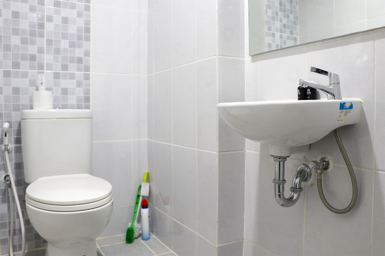 Bathroom 5, Cozy Stay Studio Room at Tokyo Riverside PIK 2 Apartment By Travelio, Tangerang
