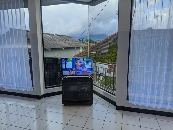 Exterior & Views 13