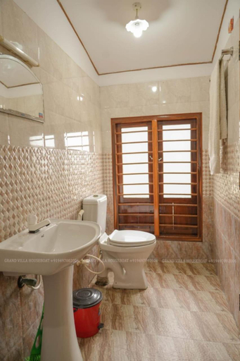 Bathroom 3, Grand Villa Houseboat, Kottayam