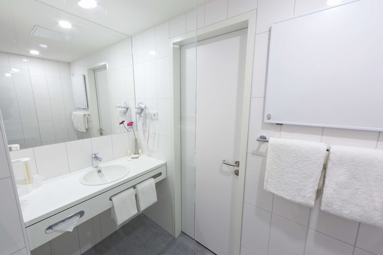 Bathroom, Four Points Flex by Sheraton Essen, Essen