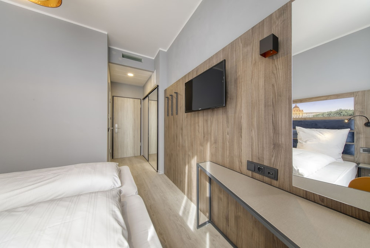 Bedroom 4, Smart Stay Hotel Station, München