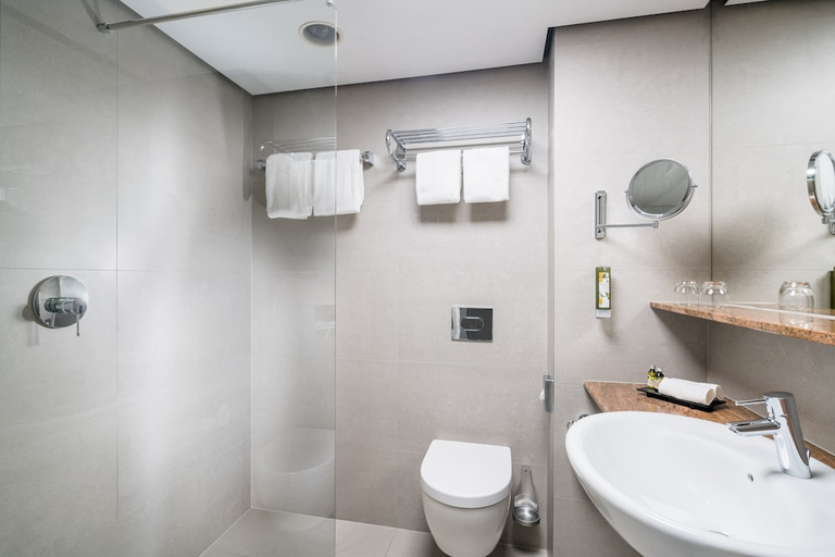 Bathroom 3, Steigenberger Hotel Bielefelder Hof, Bielefeld